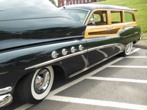 The four portholes say it is a Roadmaster. The maple says it's a woody.